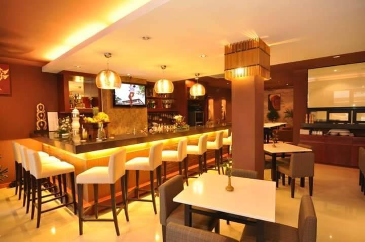 Hemingway'S Hotel Patong Екстериор снимка