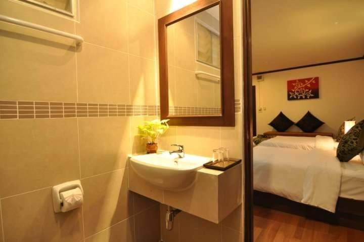 Hemingway'S Hotel Patong Екстериор снимка