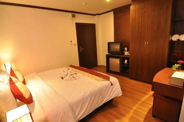 Hemingway'S Hotel Patong Екстериор снимка
